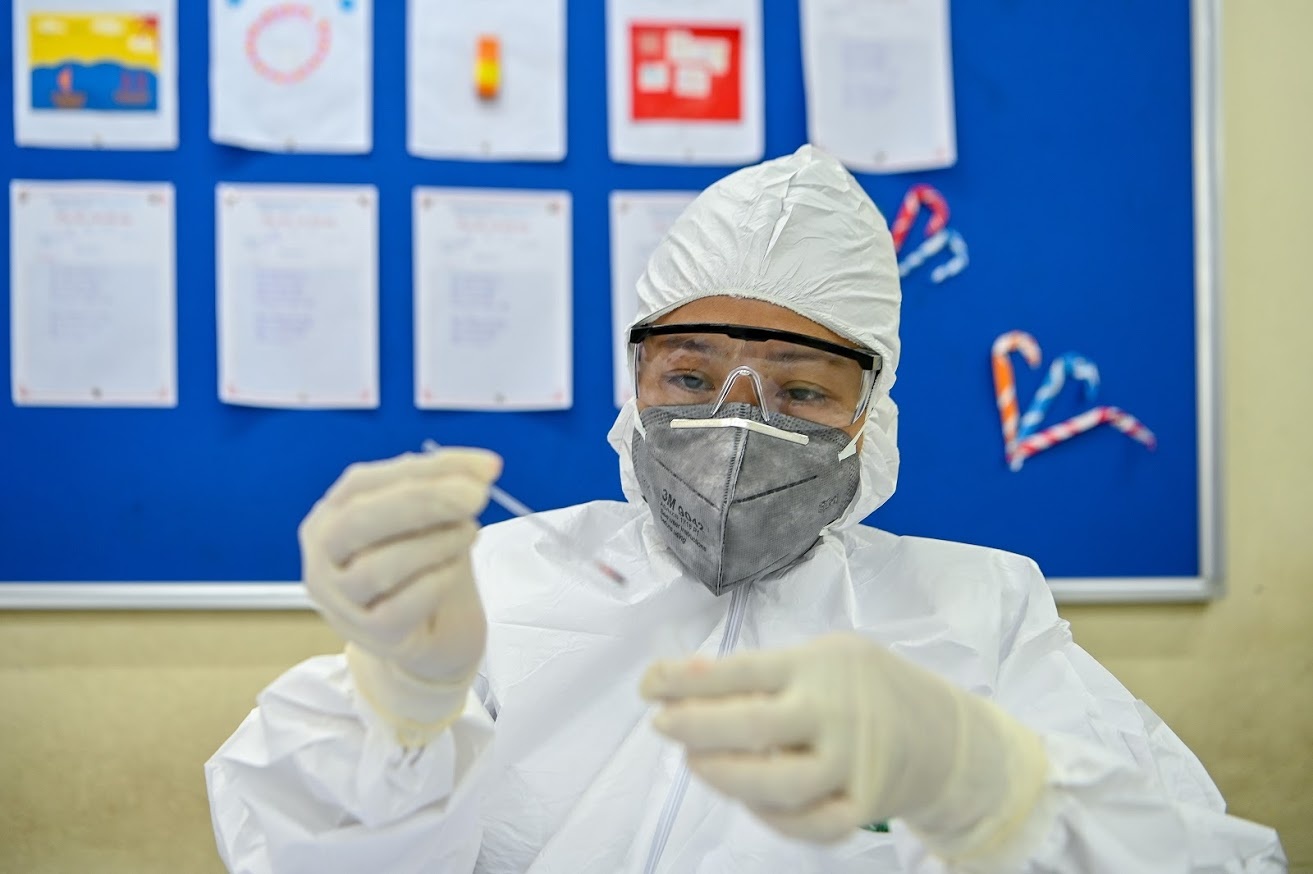 Them mot nguoi nhap canh mac Covid-19 hinh anh