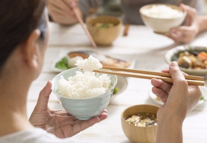 Nhung sai lam khi an com hinh anh