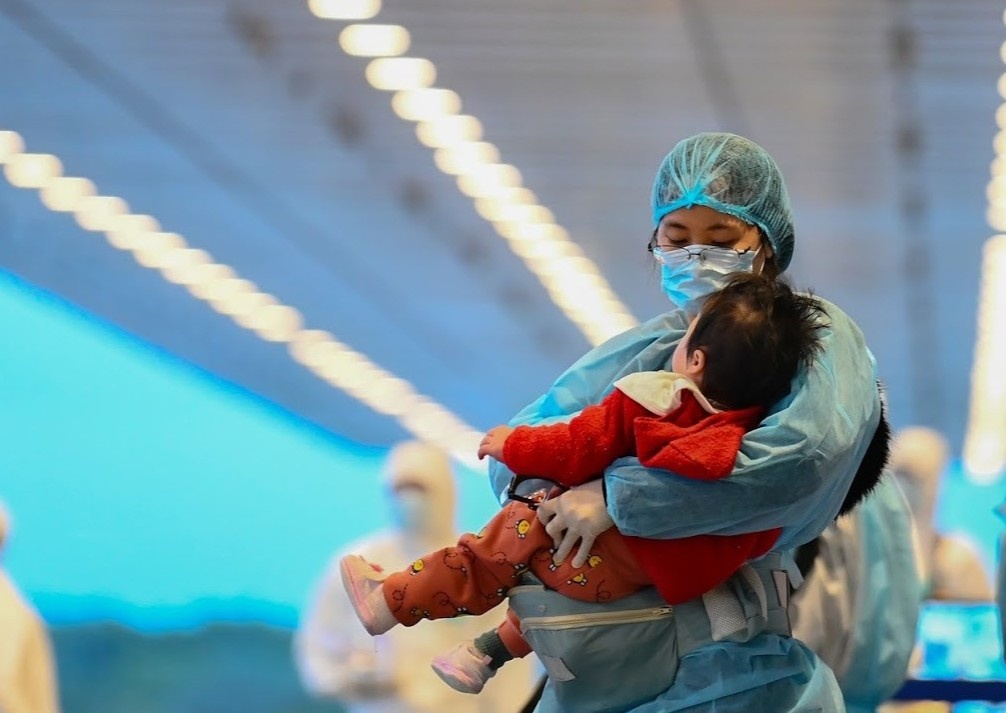 12 nguoi nhap canh nhiem SARS-CoV-2 hinh anh