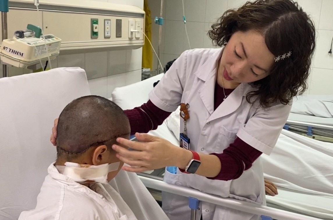 Be gai 8 tuoi bi lot toan bo da dau do toc cuon vao banh xe hinh anh