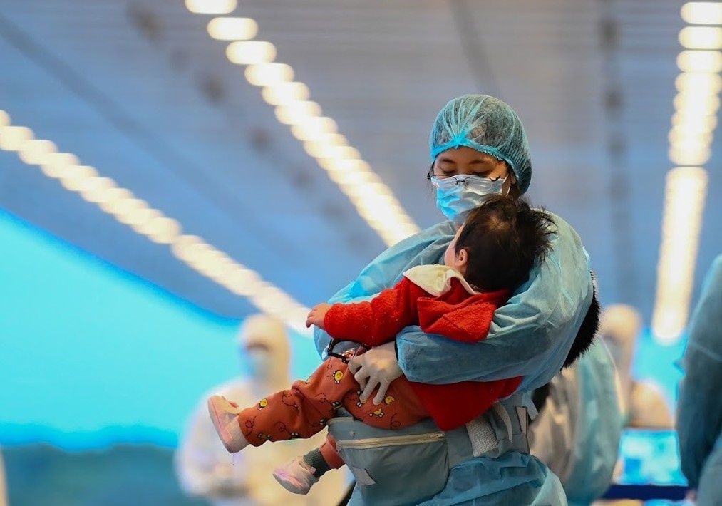 Hai nguoi tro ve tu My mac Covid-19 hinh anh