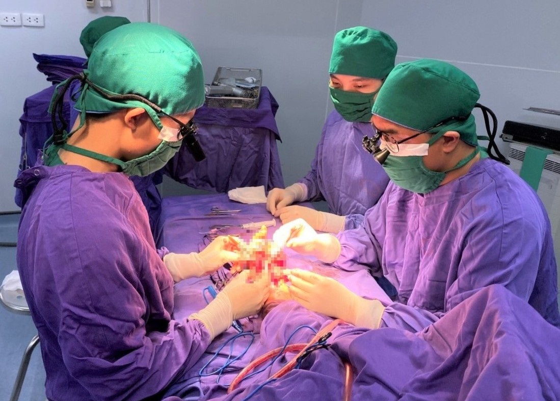 Nguoi dan ong bi may cua chem gan dut ban tay hinh anh