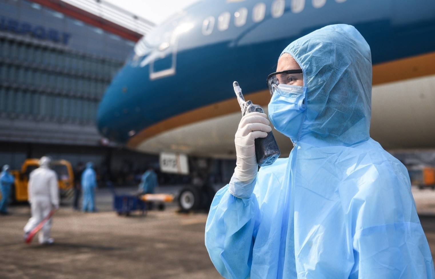 12 nguoi di cung chuyen bay tu My ve Viet Nam mac Covid-19 hinh anh