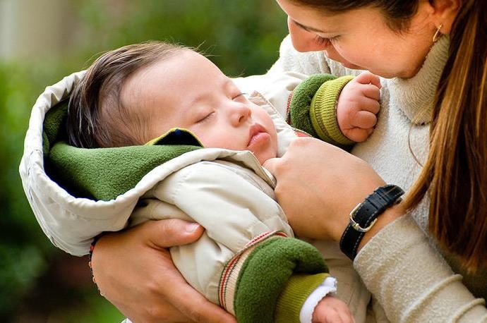 Cach bao ve tre so sinh trong nhung ngay gia ret hinh anh