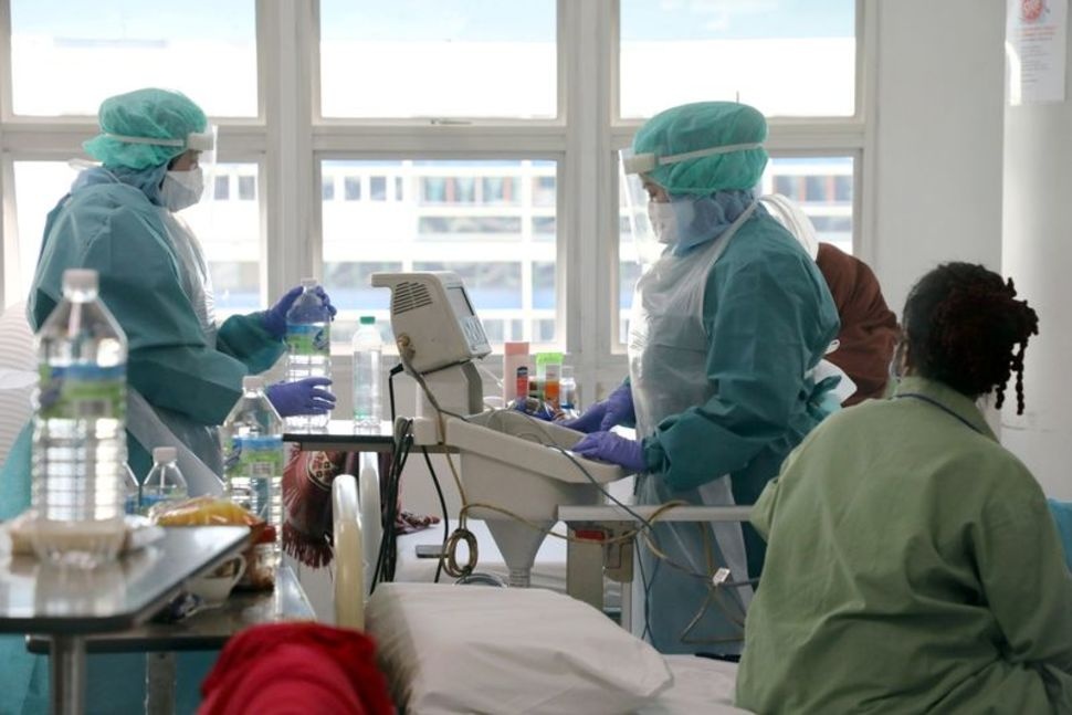 Nhan vien y te Malaysia kiet suc vi qua tai benh nhan Covid-19 hinh anh