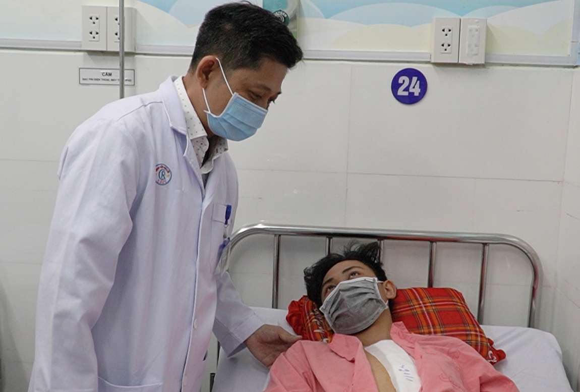 Bac si phau thuat suot 14 gio cuu thieu nien bi tai nan giao thong hinh anh