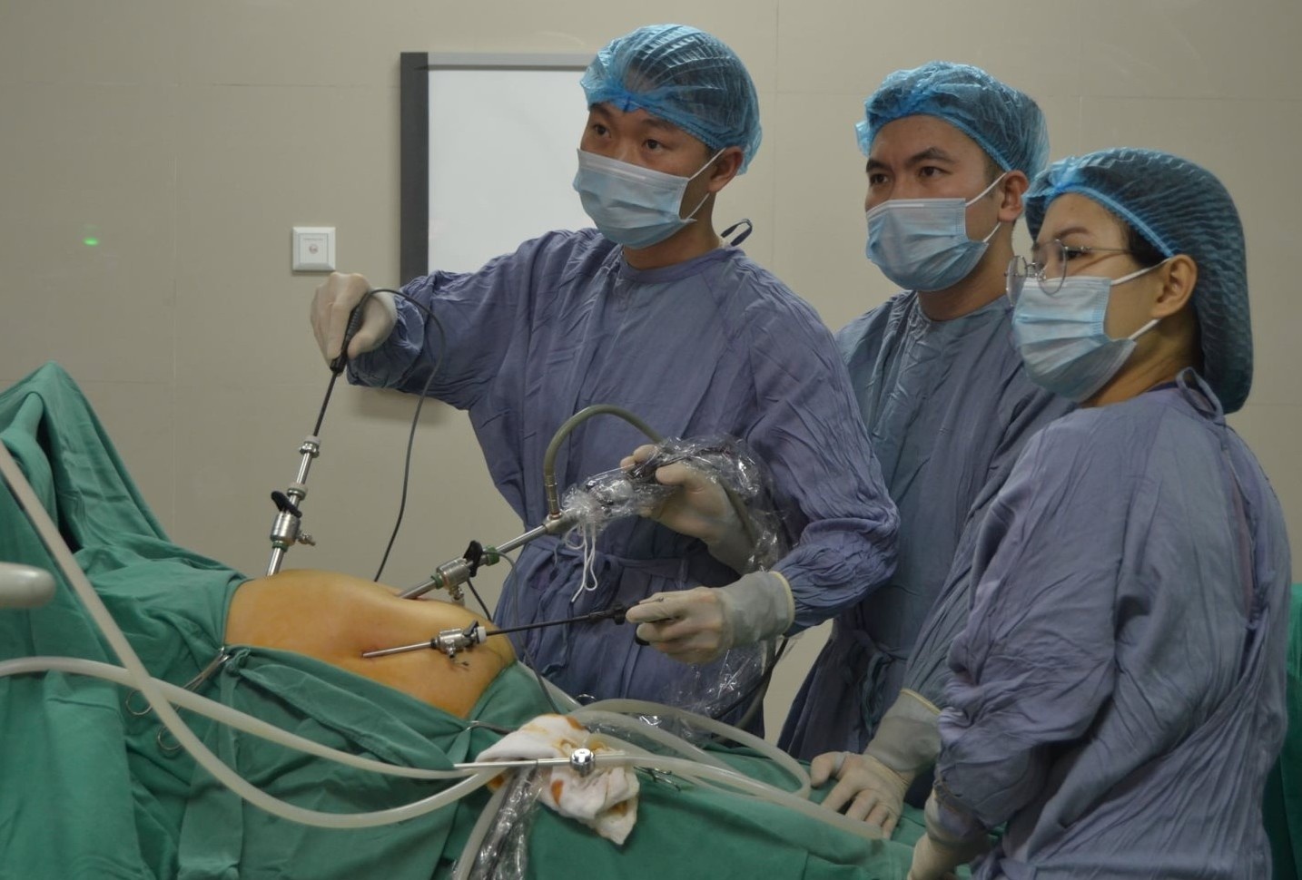 Nguoi phu nu co hon 30 vien soi trong tui mat hinh anh