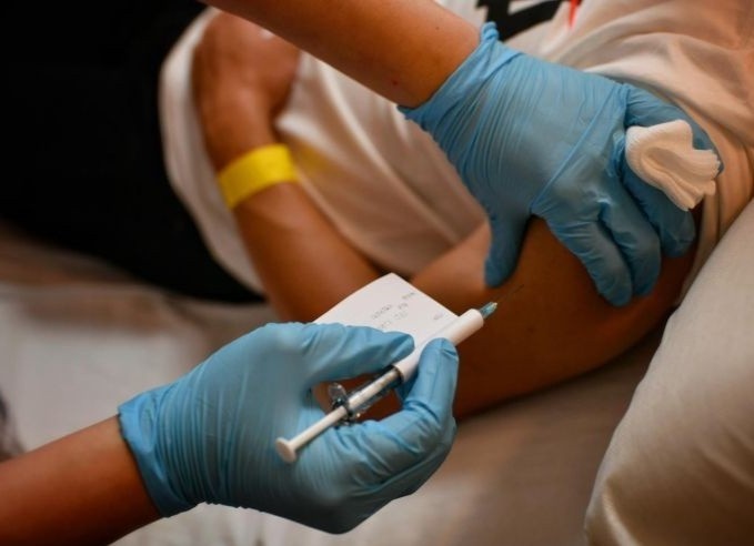 Nhan vien y te o Singapore bi tiem nham 5 lieu vaccine Covid-19 hinh anh