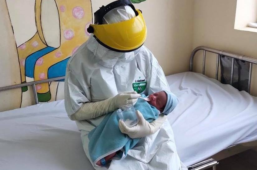 Con trai san phu mac Covid-19 am tinh anh 1