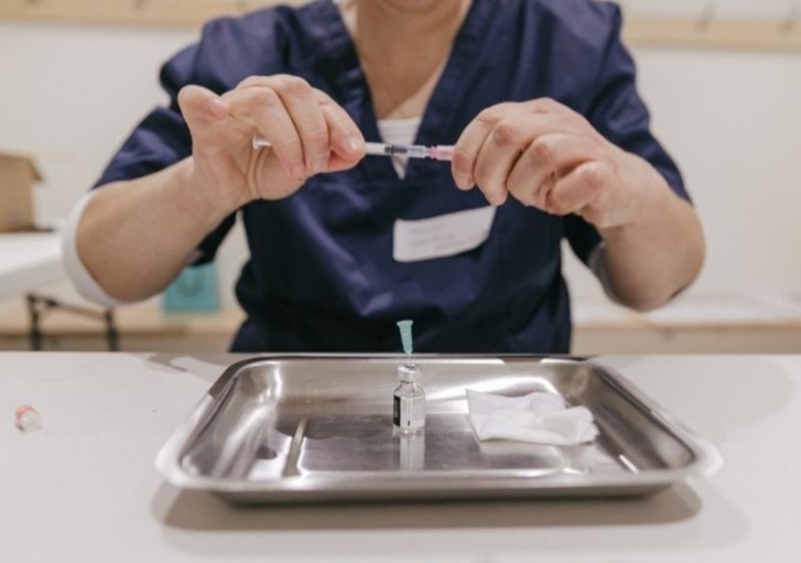 Phap khuyen nghi tiem mot lieu vaccine cho nguoi tung mac Covid-19 hinh anh