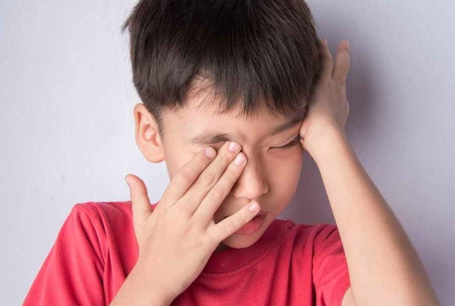 Dau hieu canh bao tre co van de ve mat hinh anh