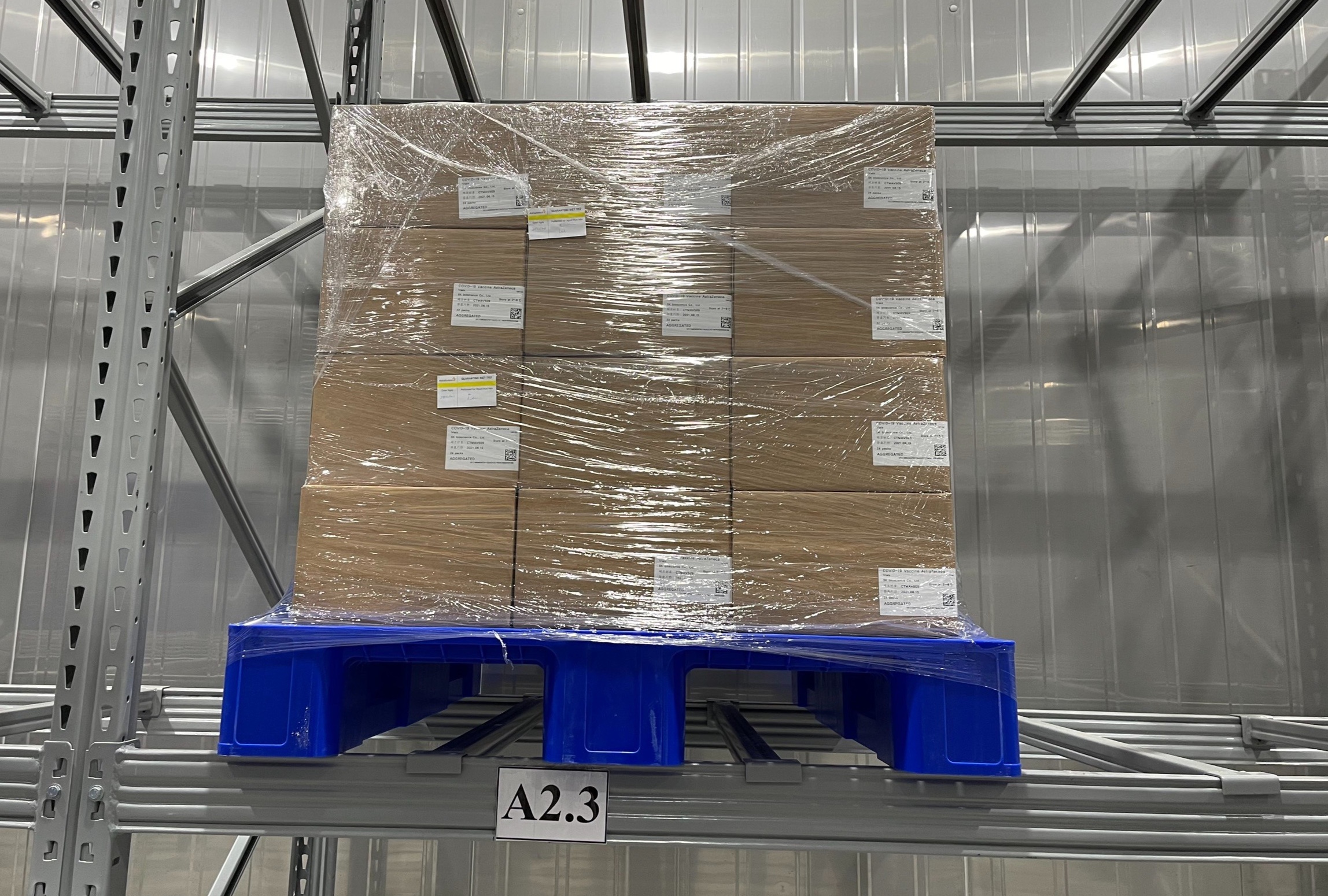 Ben trong kho lanh bao quan vaccine Covid-19 tai TP.HCM hinh anh