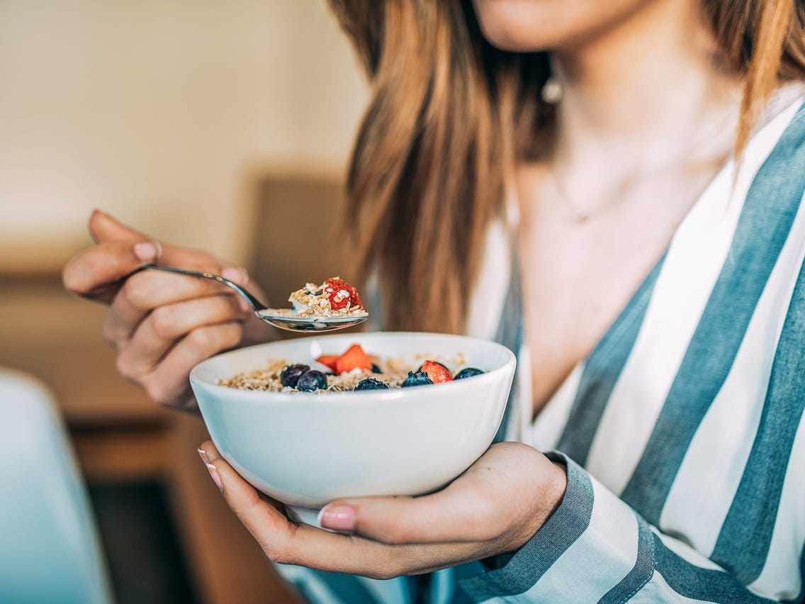 Ban co nen an trai cay vao bua sang? hinh anh