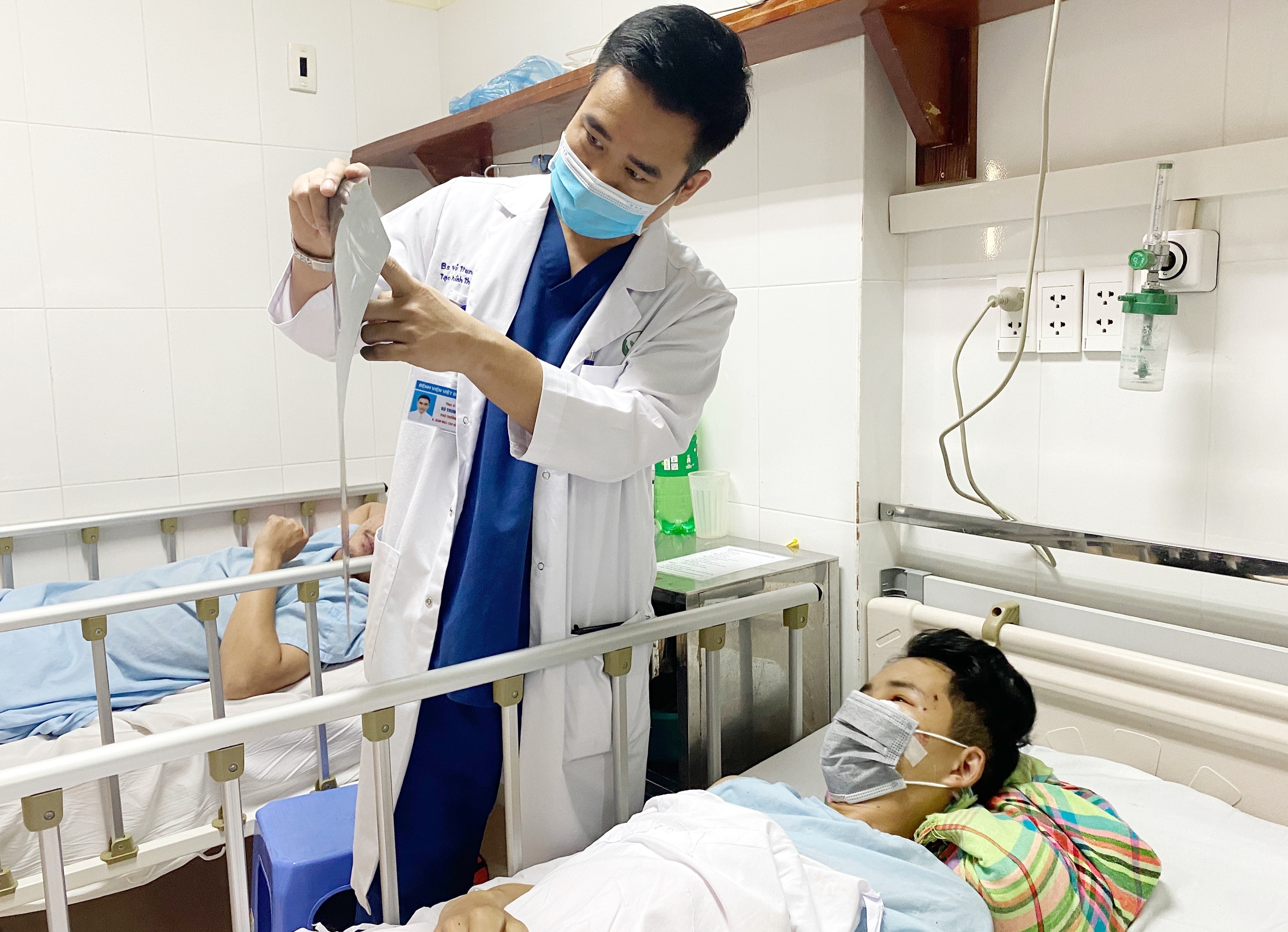 Nam thanh nien bi thanh sat cam xuyen mat hinh anh