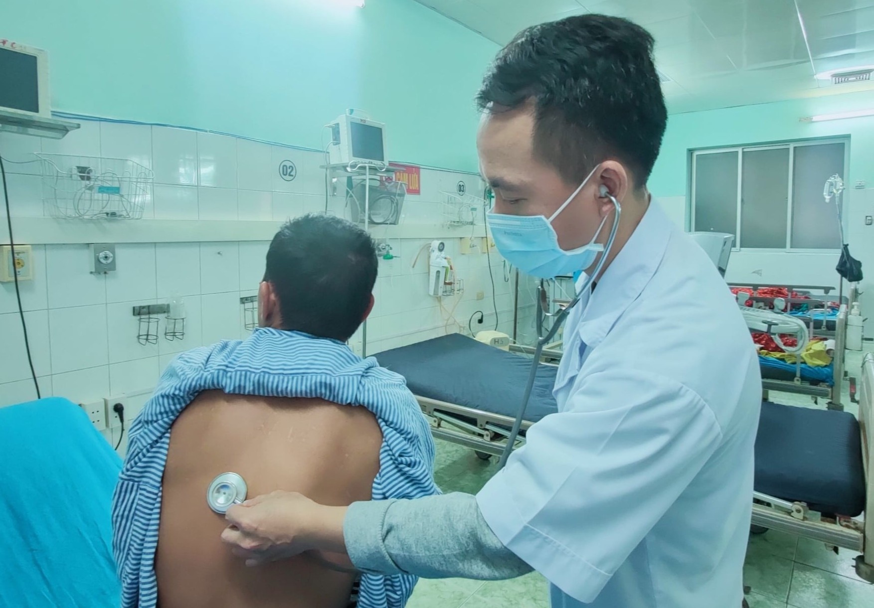 Nguoi dan ong nhap vien nghi do ngo doc co My hinh anh