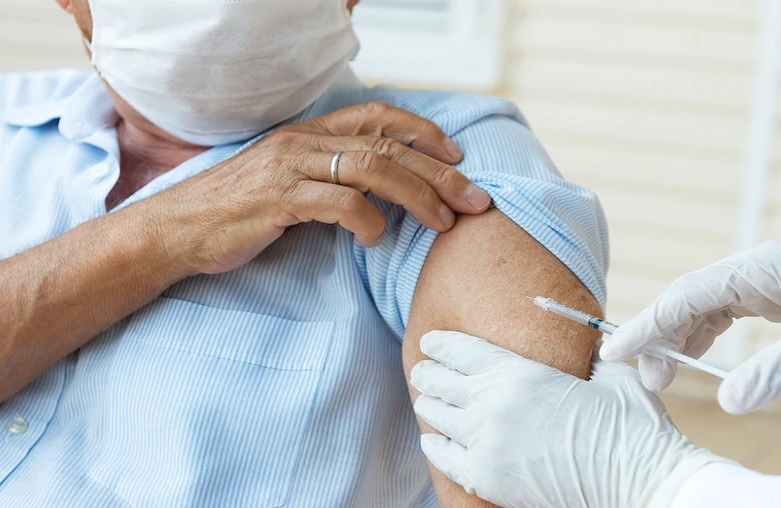 Nguoi dan ong o My bi tiem 2 lieu vaccine Covid-19 trong mot ngay hinh anh