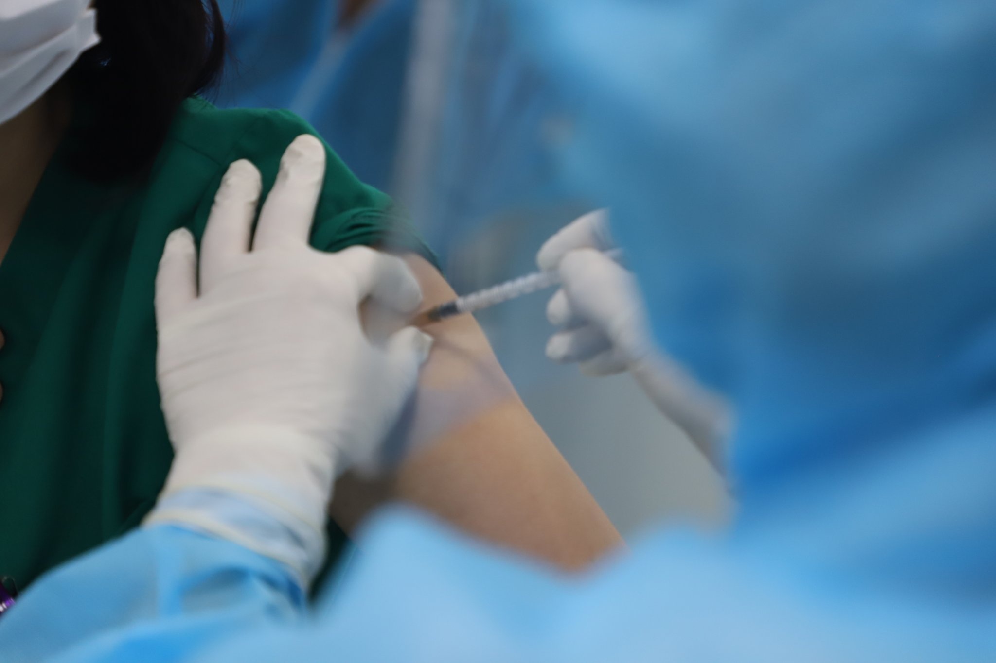 Mot nguoi co bieu hien phan ve sau 30 phut tiem vaccine Covid-19 hinh anh