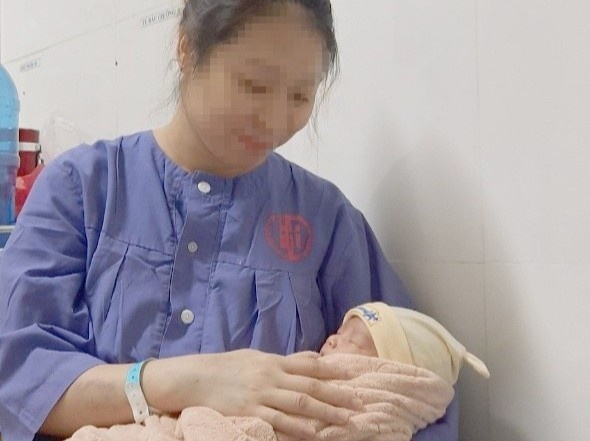 Cuu san phu bi roi loan dong mau nang sau sinh hinh anh