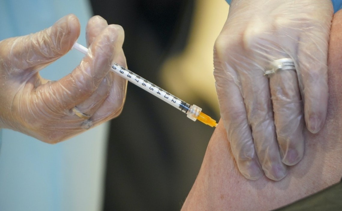 Chua co bang chung vaccine Covid-19 cua AstraZeneca gay dong mau hinh anh