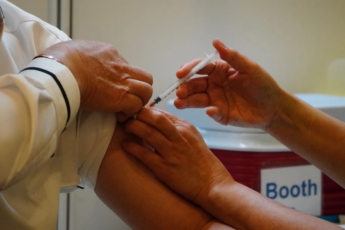 Mot nguoi o Hong Kong bi liet mat sau khi tiem vaccine cua Trung Quoc hinh anh