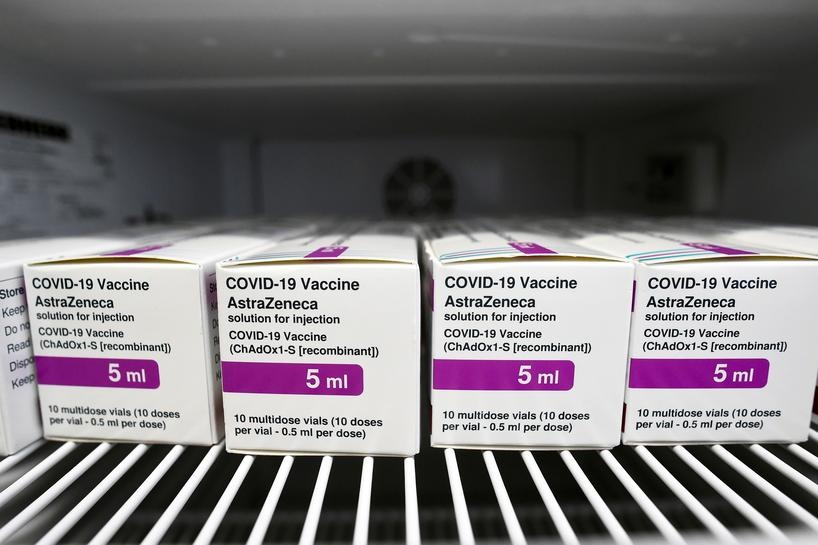 Ha Lan, Ireland tam ngung su dung vaccine Covid-19 cua AstraZeneca hinh anh