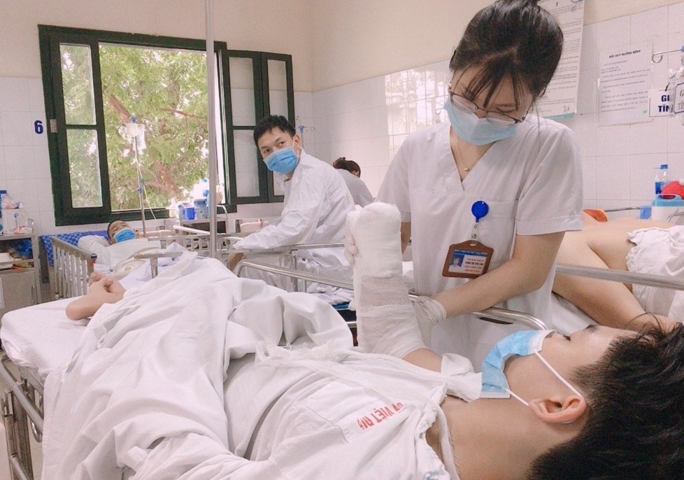 Nam sinh lop 11 phai cat cut tay do phao tu che phat no hinh anh