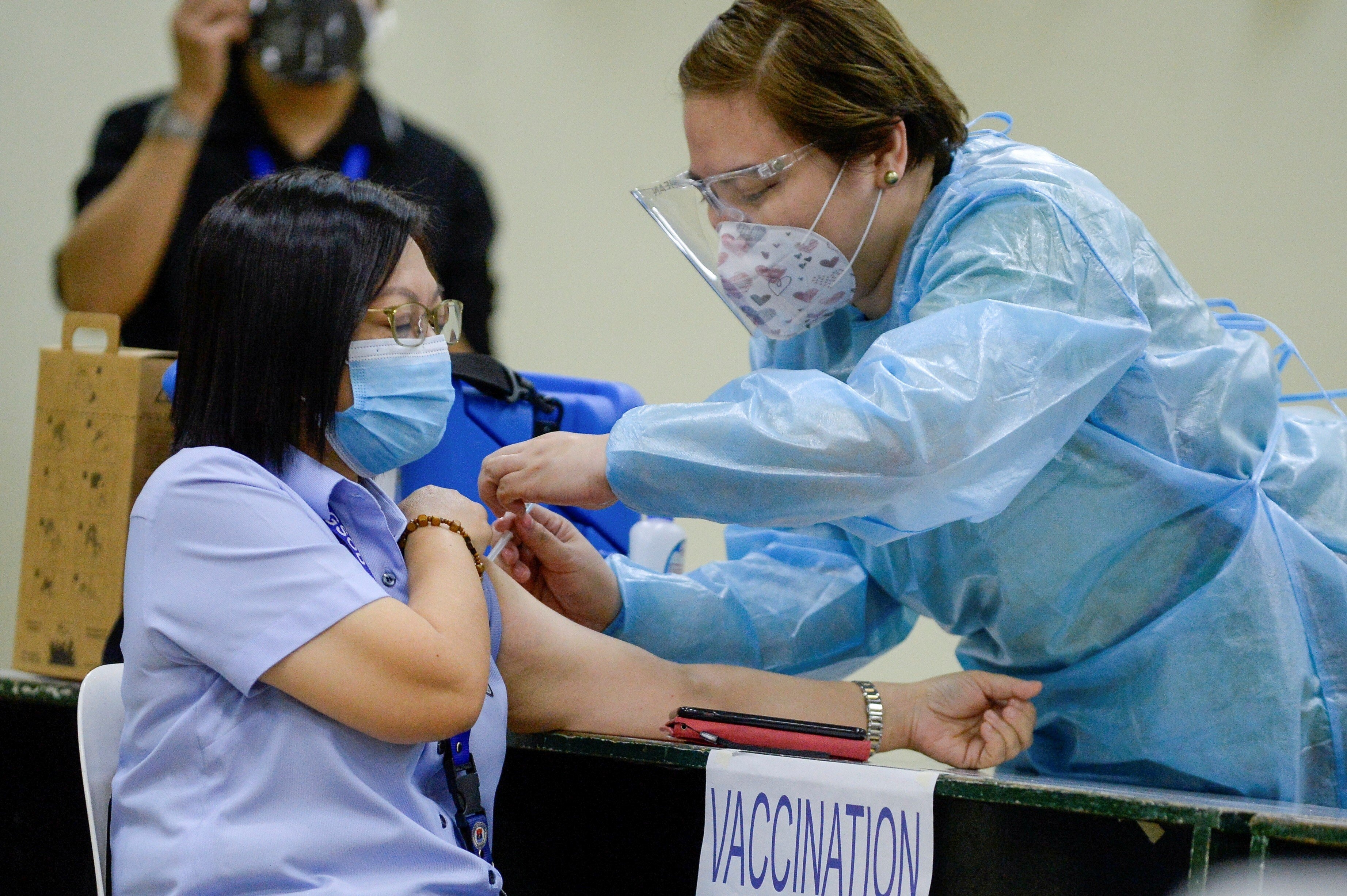 Y ta Philippines tu vong do mac Covid-19 sau tiem vaccine Sinovac hinh anh