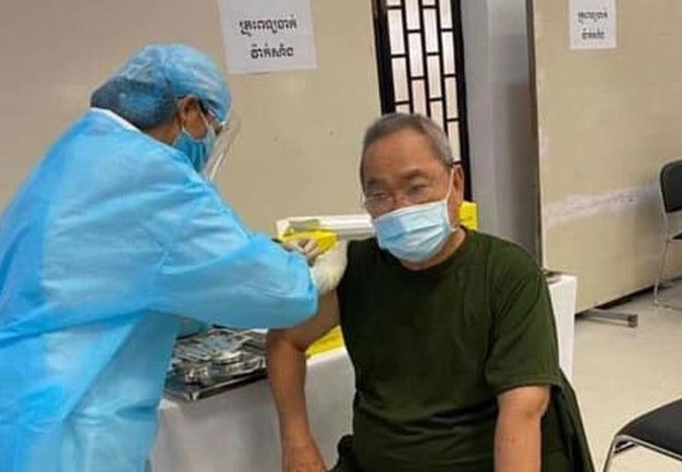 Bac si Campuchia tung tiem 2 lieu vaccine Covid-19 truoc khi tu vong hinh anh