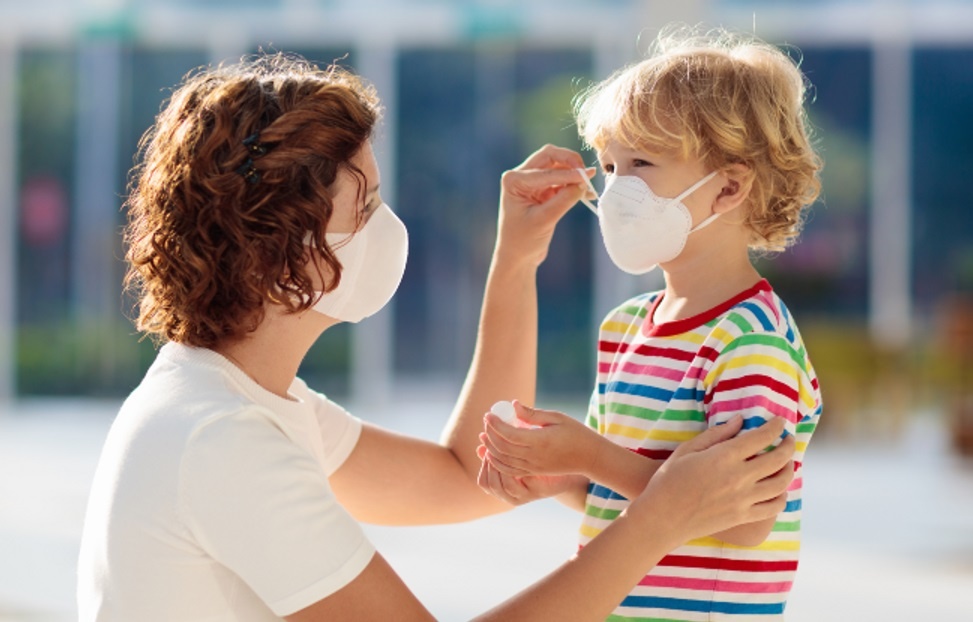 Ly do tre em it bi nang khi mac Covid-19 hinh anh