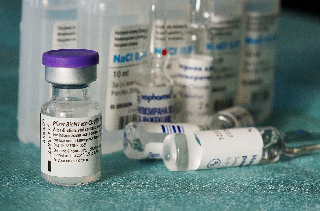 Hong Kong, Macao tam dung su dung vaccine Covid-19 cua Pfizer hinh anh
