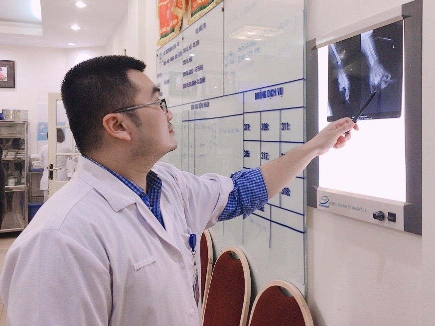 Dap nat ban tay do may xay sinh to anh 1