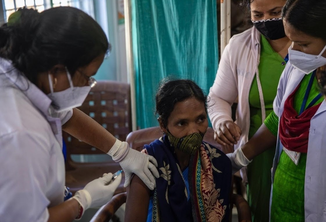 Hanh trinh 1.700 km dua vaccine Covid-19 ve vung nong thon o An Do hinh anh
