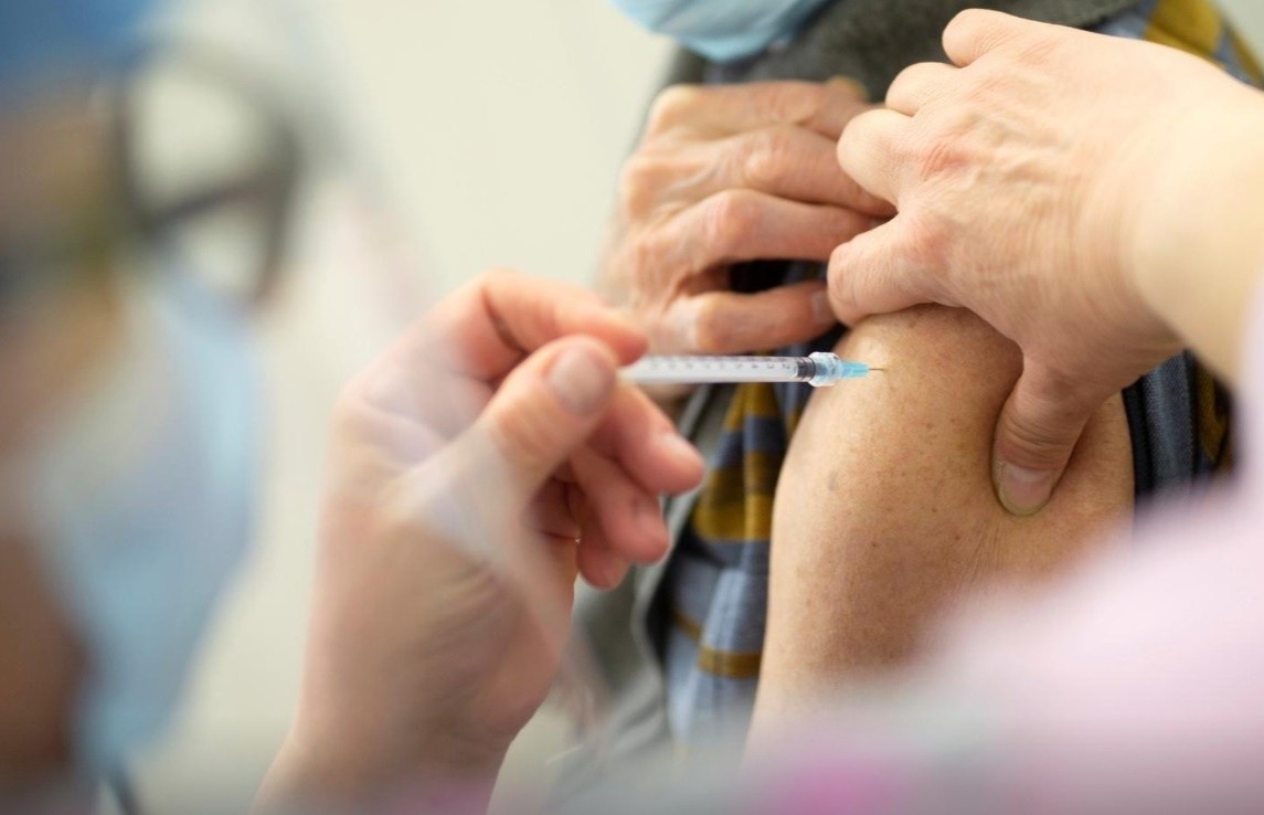 Canada tam dung tiem vaccine AstraZeneca cho nguoi duoi 55 tuoi hinh anh