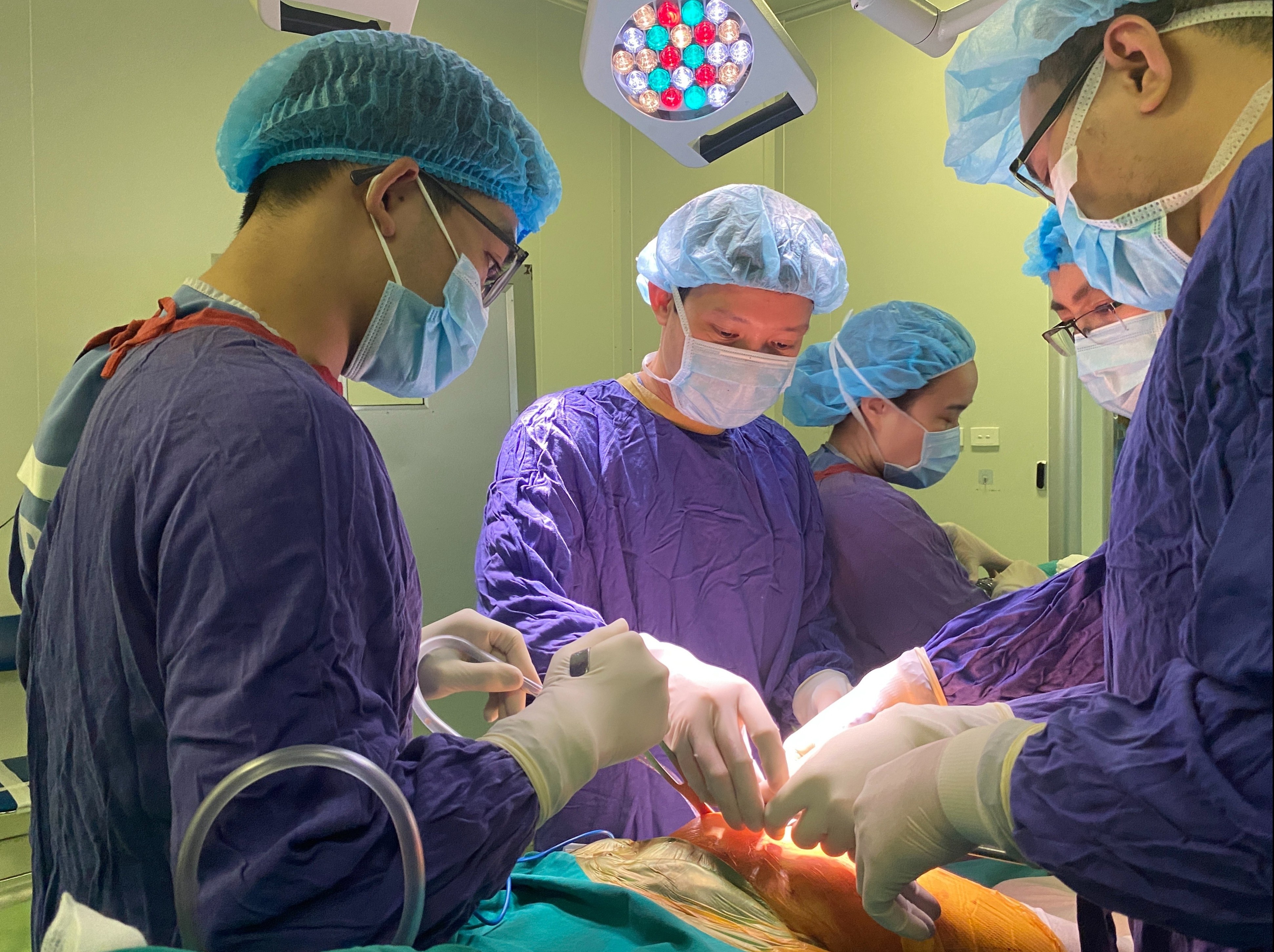 Can benh khien nguoi phu nu khong the ngoi suot 30 nam hinh anh