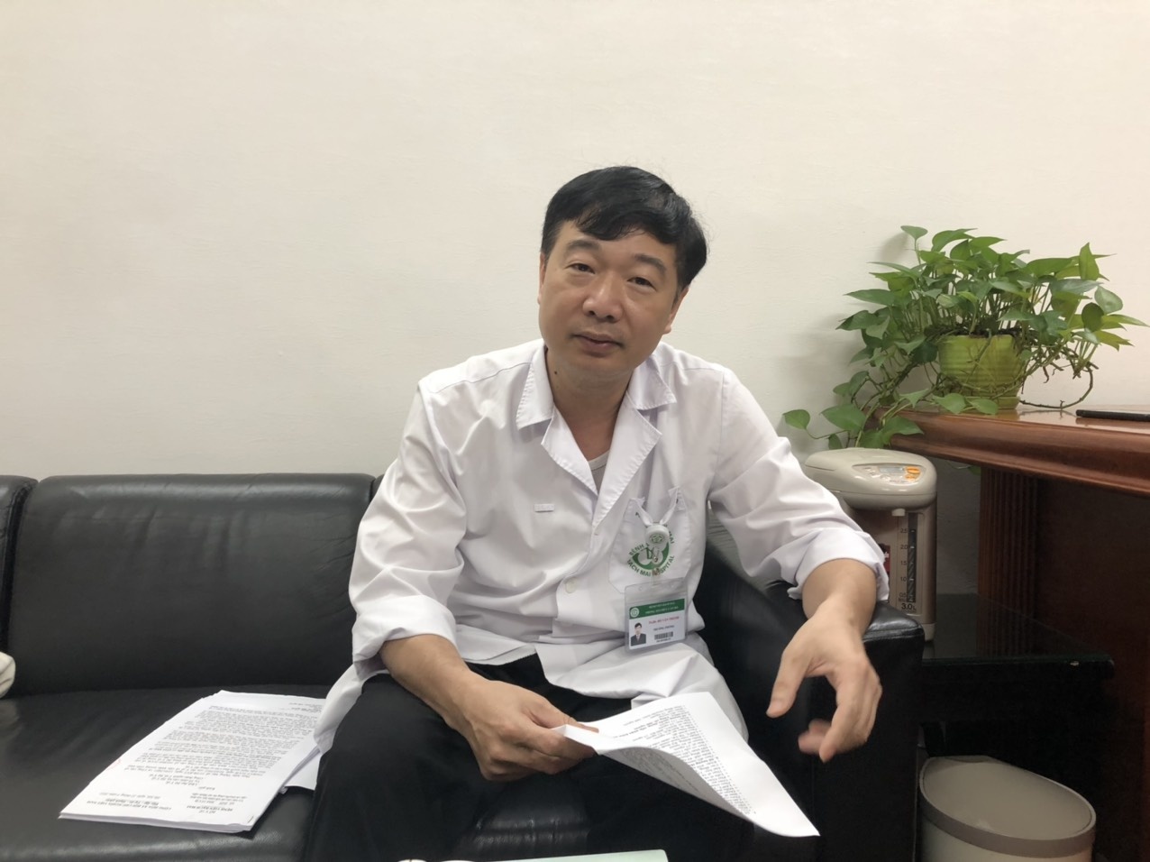 Nhân viên Bệnh viện Bạch Mai nghỉ việc ảnh 1 Nhan vien Benh vien Bach Mai nghi viec anh 1