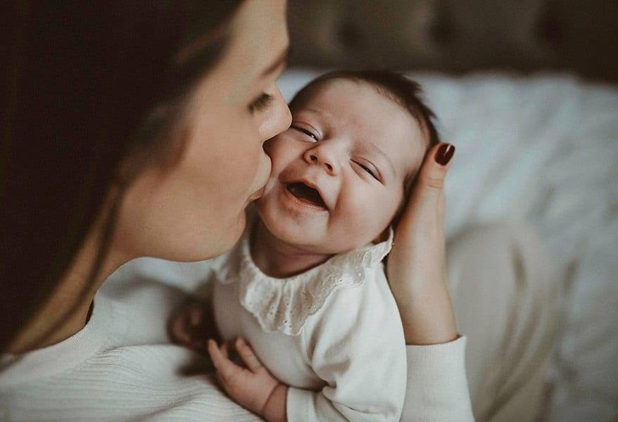 Nguy hại khi người lớn hôn trẻ sơ sinh ảnh 1 Nguy hai khi nguoi lon hon tre so sinh anh 1