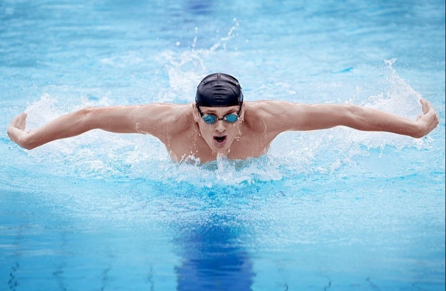 Tai sao ban phai day nuoc ve phia sau khi boi? hinh anh