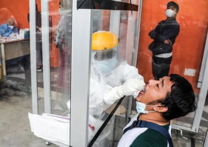 Indonesia dieu tra viec tai su dung tam bong xet nghiem Covid-19 hinh anh