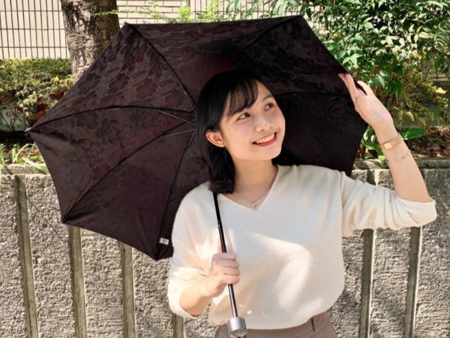 Tai sao ban nen su dung o mau den vao mua he? hinh anh