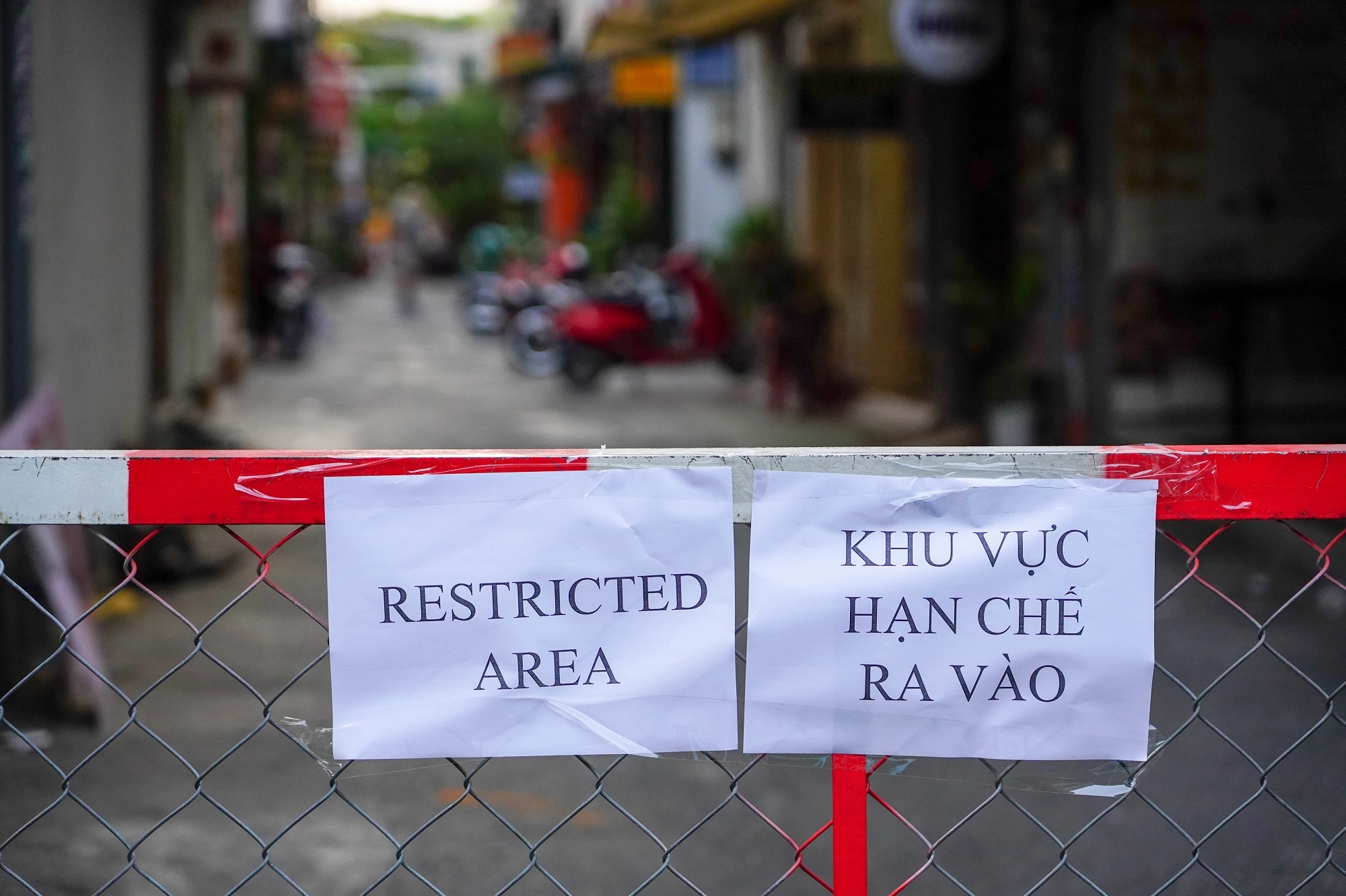 Nhan vien ve sinh Benh vien Thanh Nhan duong tinh voi nCoV hinh anh