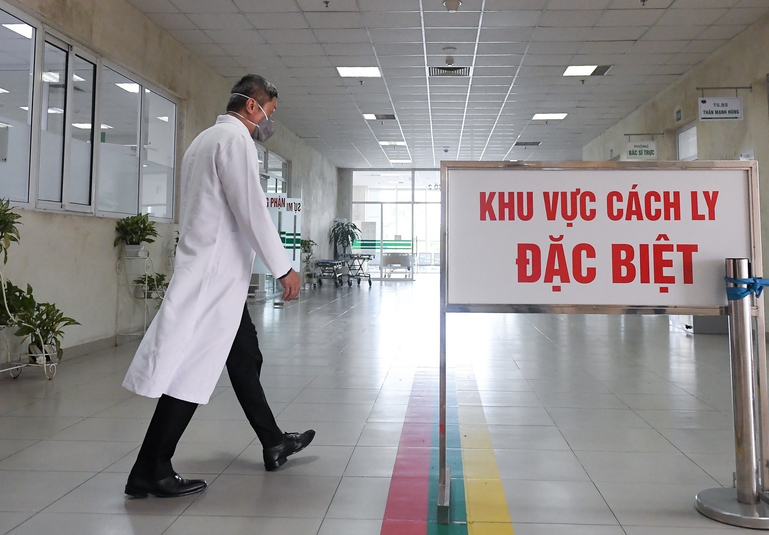 Thu truong Bo Y te Nguyen Truong Son am tinh voi nCoV hinh anh