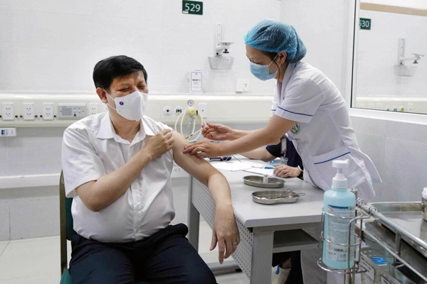 Bộ trưởng Y tế tiêm vaccine Covid-19 ảnh 1 Bo truong Y te tiem vaccine Covid-19 anh 1