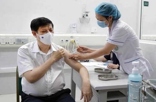 Bo truong Y te Nguyen Thanh Long tiem vaccine Covid-19 hinh anh