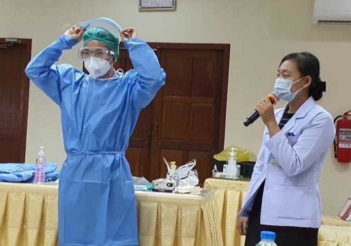 Bac si Viet Nam ho tro dieu tri thai phu o Lao mac Covid-19 hinh anh