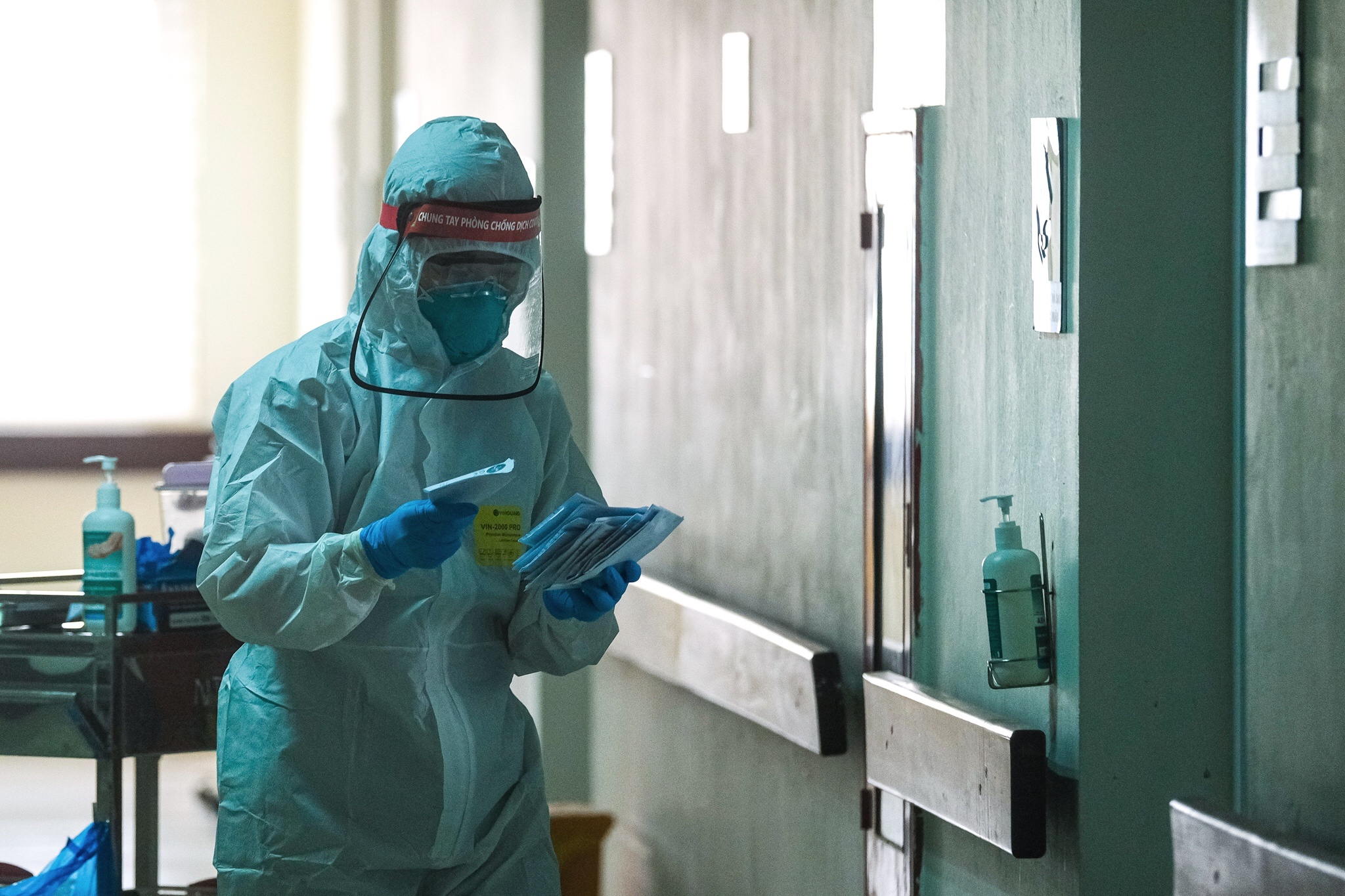 Benh nhan Covid-19 nguy kich tai Viet Nam anh 1