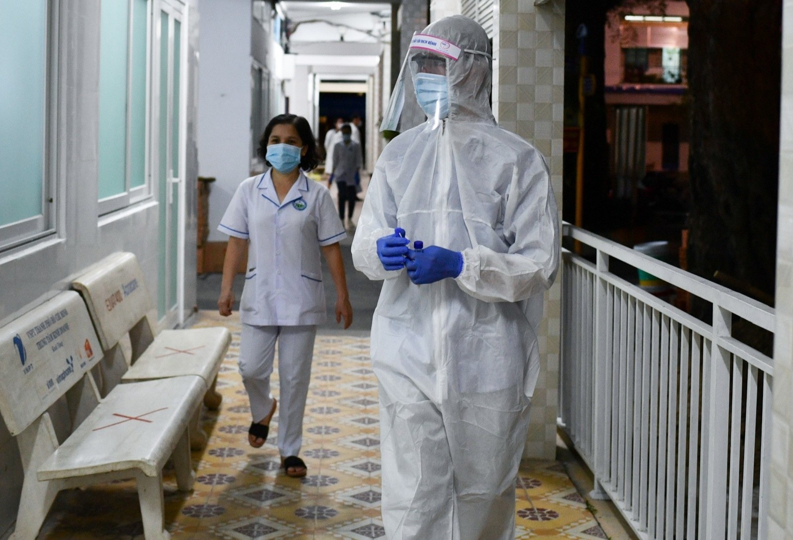 23 benh nhan Covid-19 nguy kich hinh anh