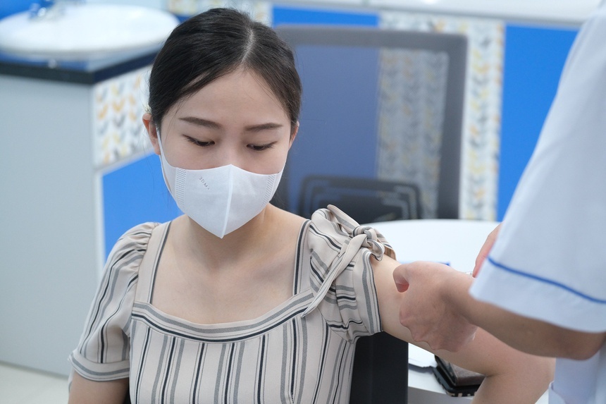 'Chi co vaccine moi dua cuoc song tro lai binh thuong' hinh anh