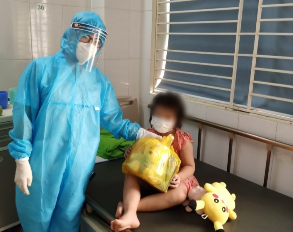 Benh nhi mac Covid-19 duoc tang qua 1/6 anh 1