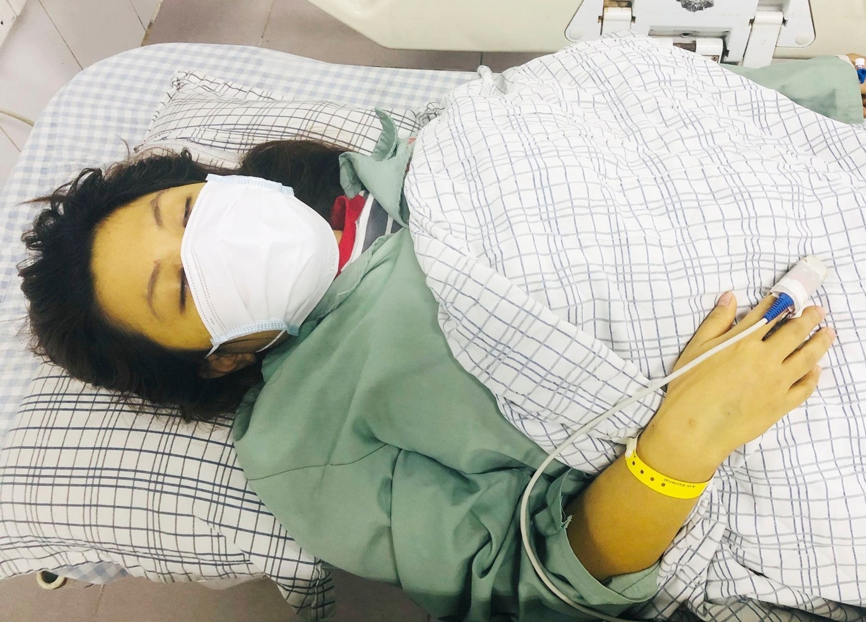 Nguoi phu nu bi suy gan do ngo doc Paracetamol hinh anh