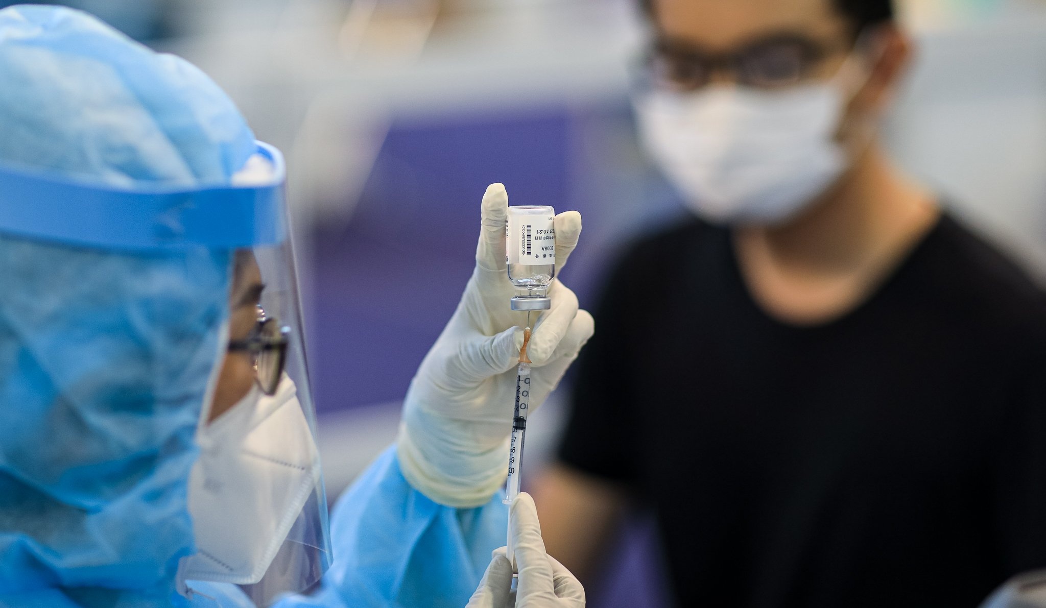 Hai mui tiem vaccine Covid-19 cach nhau bao lau? hinh anh